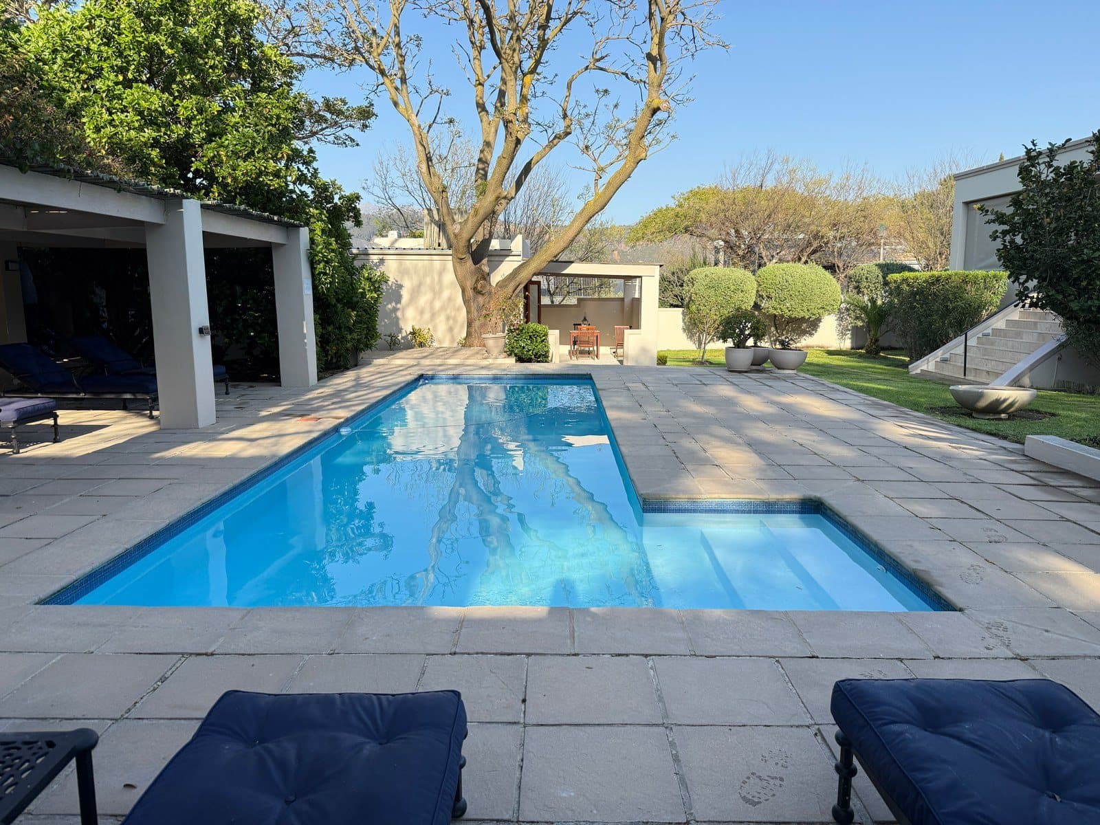 The pool at Residence Vive la Vie with the Franschhoek mountains behind it